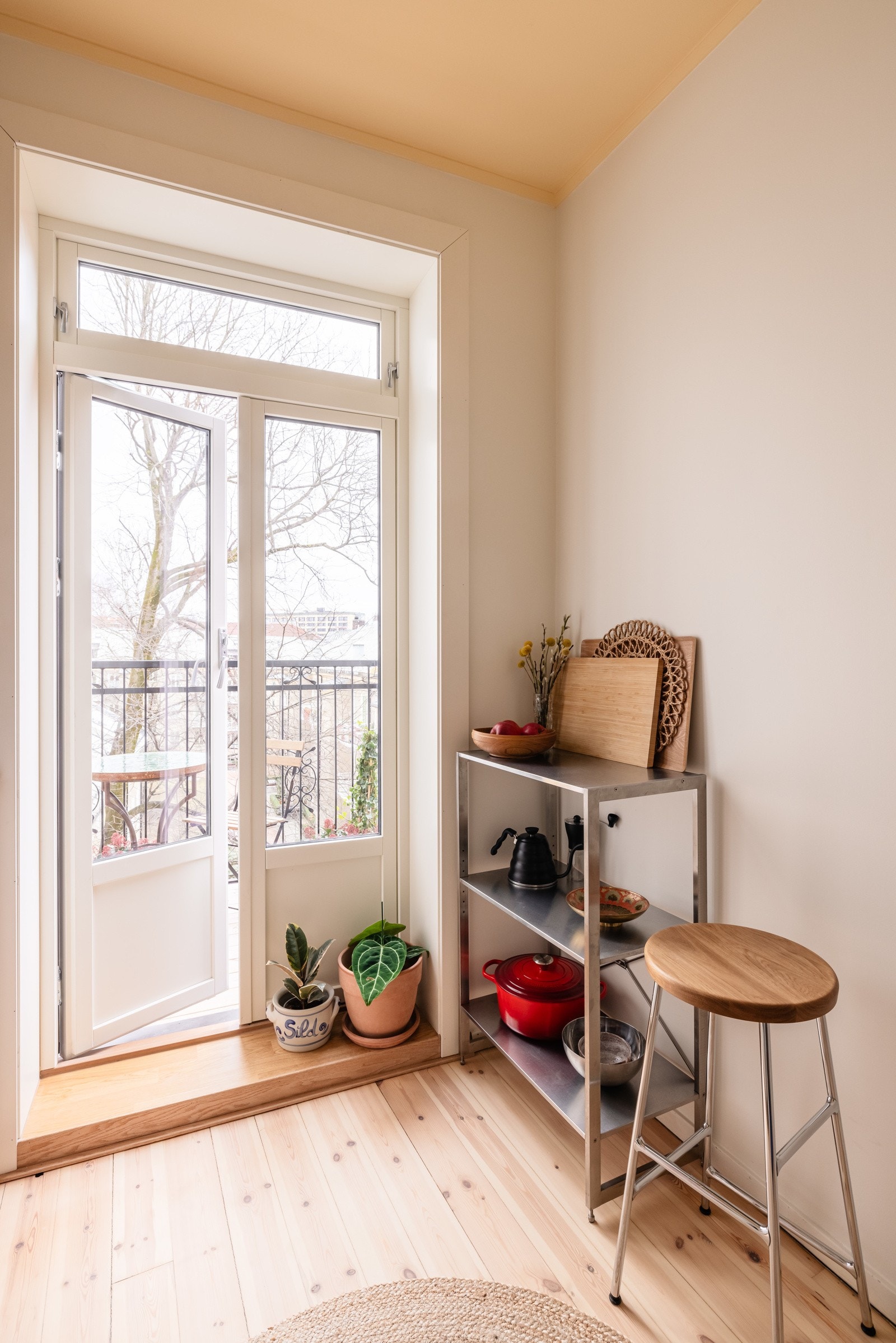 Leiligheten har et lyst og flott separat kjøkken med utgang til balkong. Det er plass til utvidet kjøkkenløsning på motsatt side av nåværende kjøkkeninnredning. Galleribilde