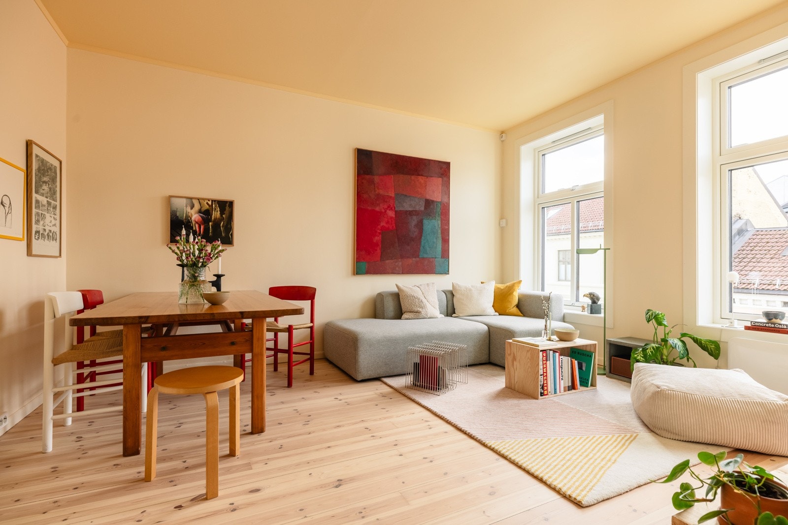 Stuen er det naturlige oppholdsrommet i leiligheten, og er et stort, lyst og fint rom med vinduer mot vest. Galleribilde