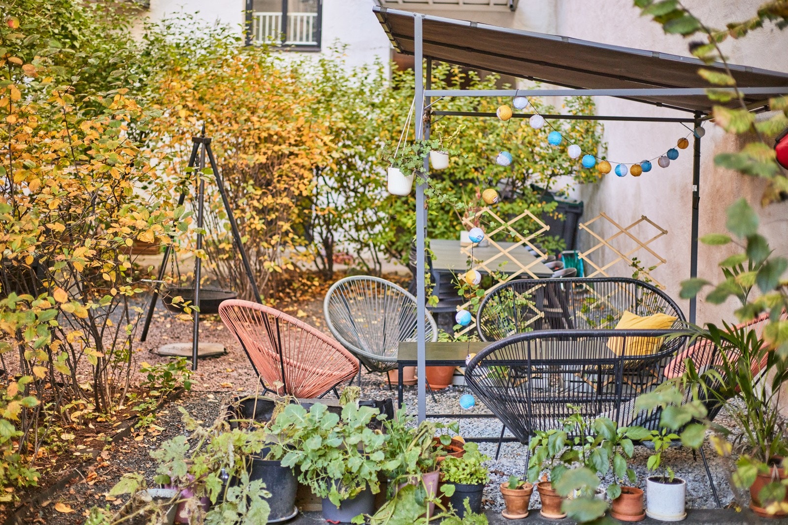 Fellesarealer opparbeidet med asfalterte/steinbelagte internveier med diverse beplantning. Galleribilde