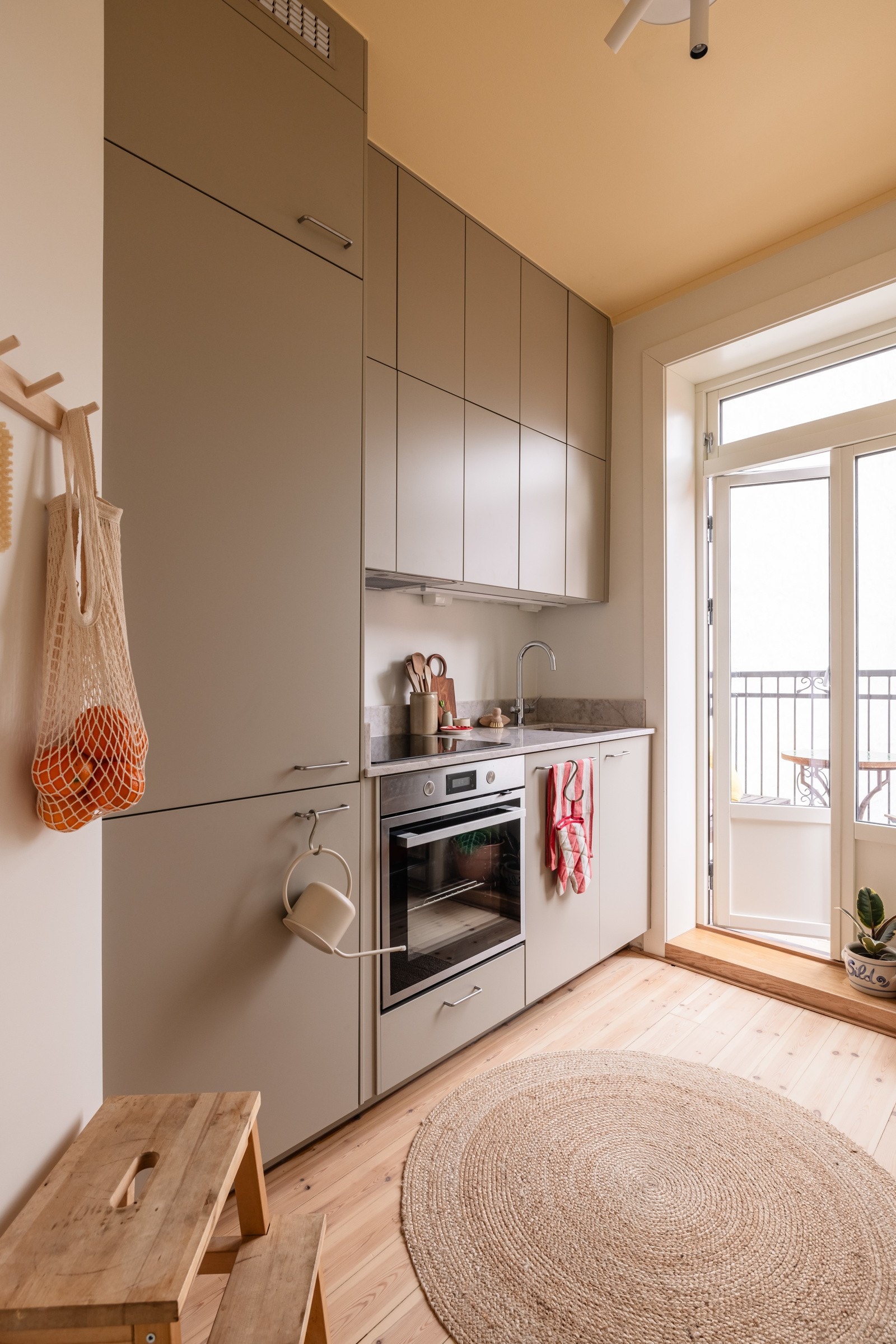 Leiligheten som ligger i byggets 4. etasje har en gjennomgående planløsning med solrik balkong (den øverste i bygget) mot den frodige bakgården. Galleribilde