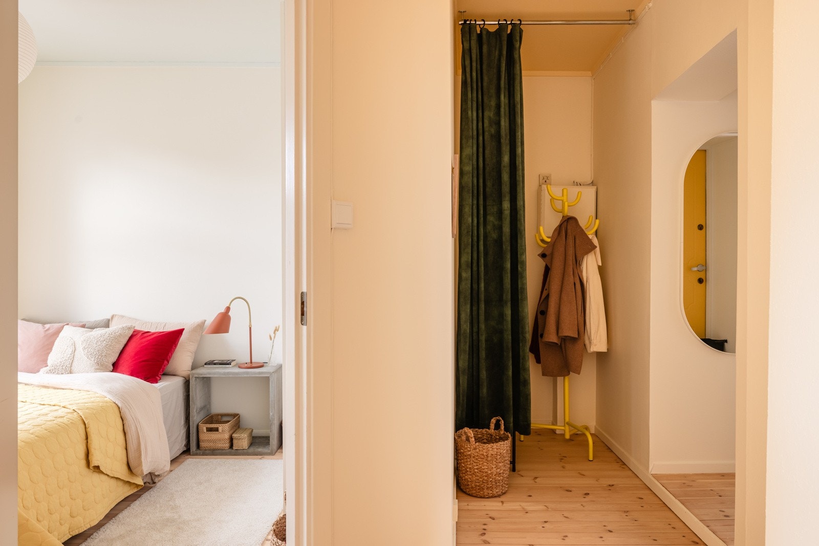 Praktisk nisje i entréen med plass til garderobeløsning etter eget ønske. Kan også være mulig plassering for etablering av opplegg for vaskemaskin. Galleribilde