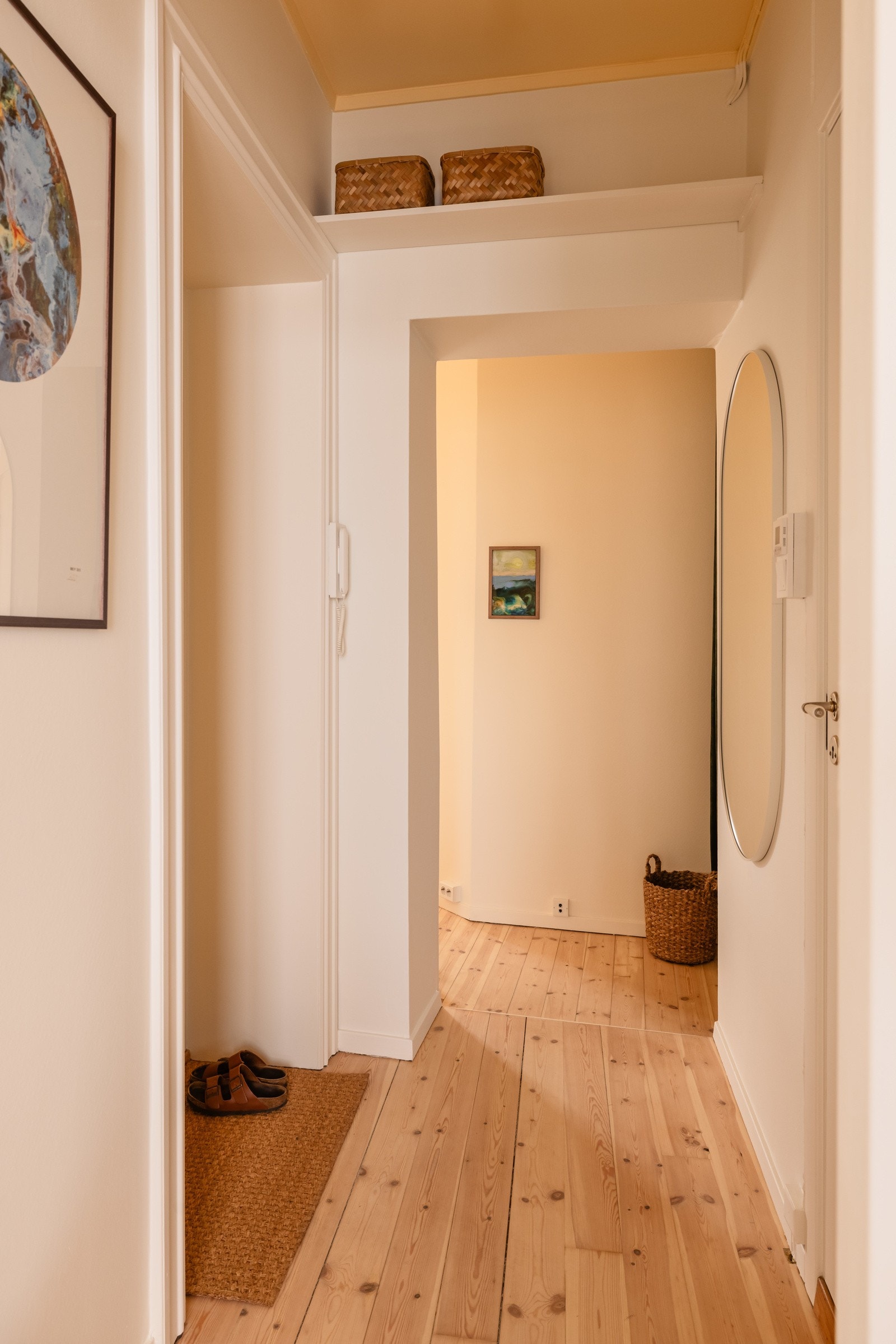 Entréen har praktiske hyller for oppbevaring. Porttelefon og sikringsskap med automatsikringer på vegg. Galleribilde