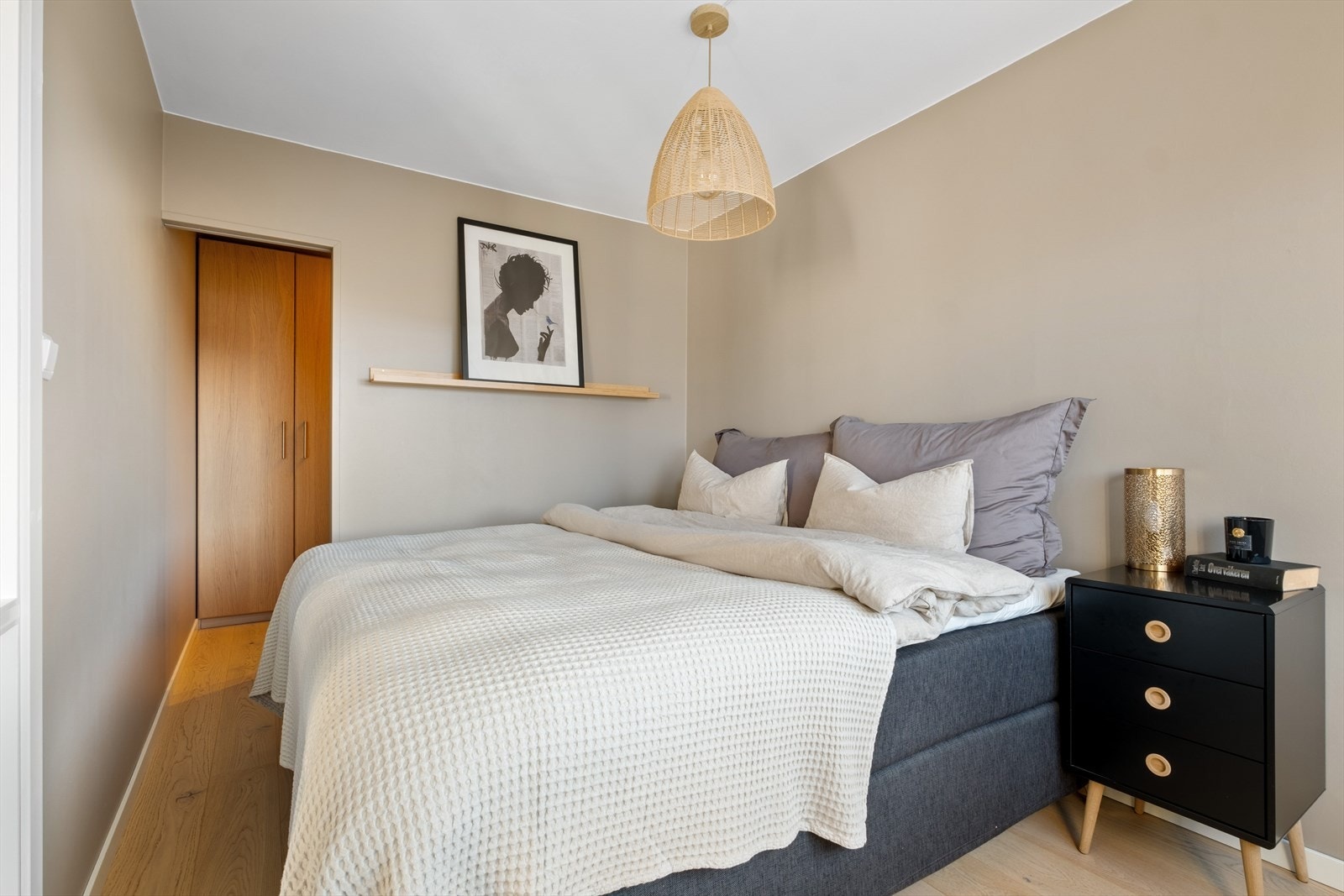 - God plass til dobbeltseng med tilhørende nattbord - Galleribilde