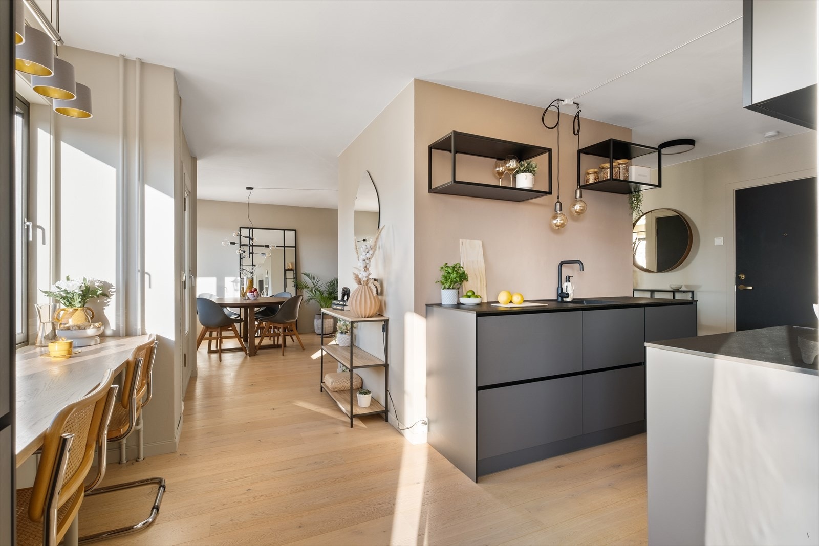 - KVIK-kjøkken fra 2019 med delvis åpen løsning mot stuen - Galleribilde