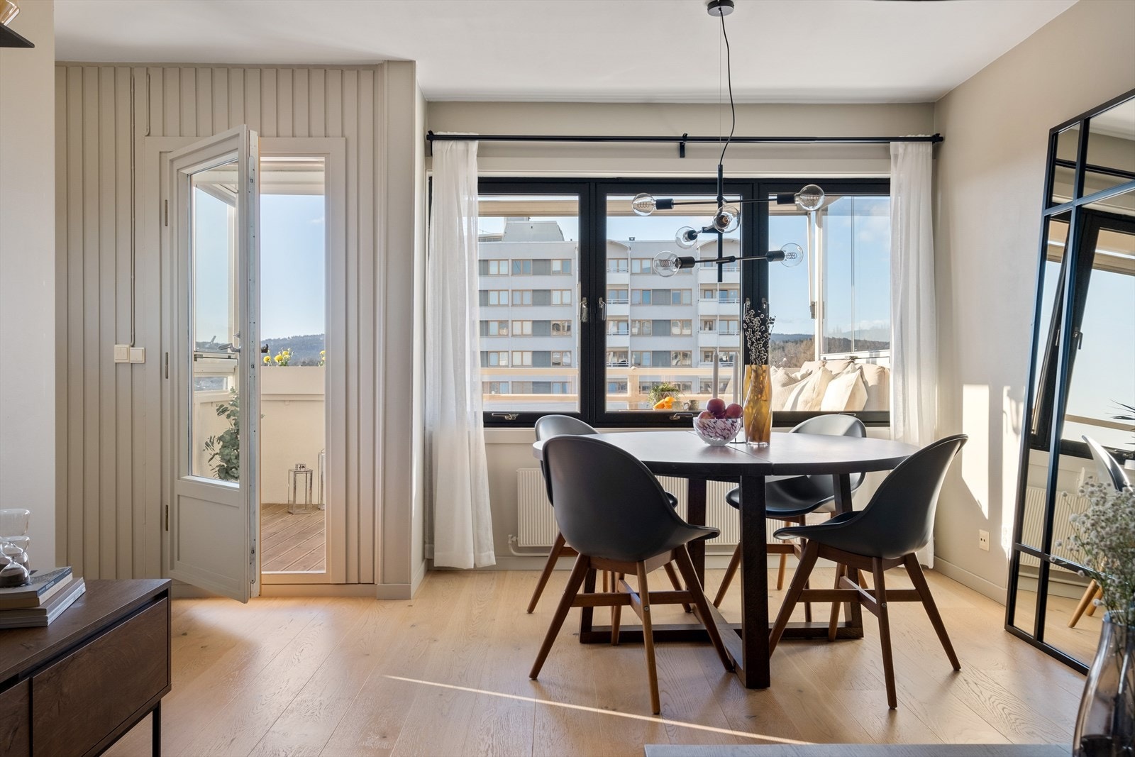 - Store vindusflater som gir rikelig med luft og lys - Galleribilde