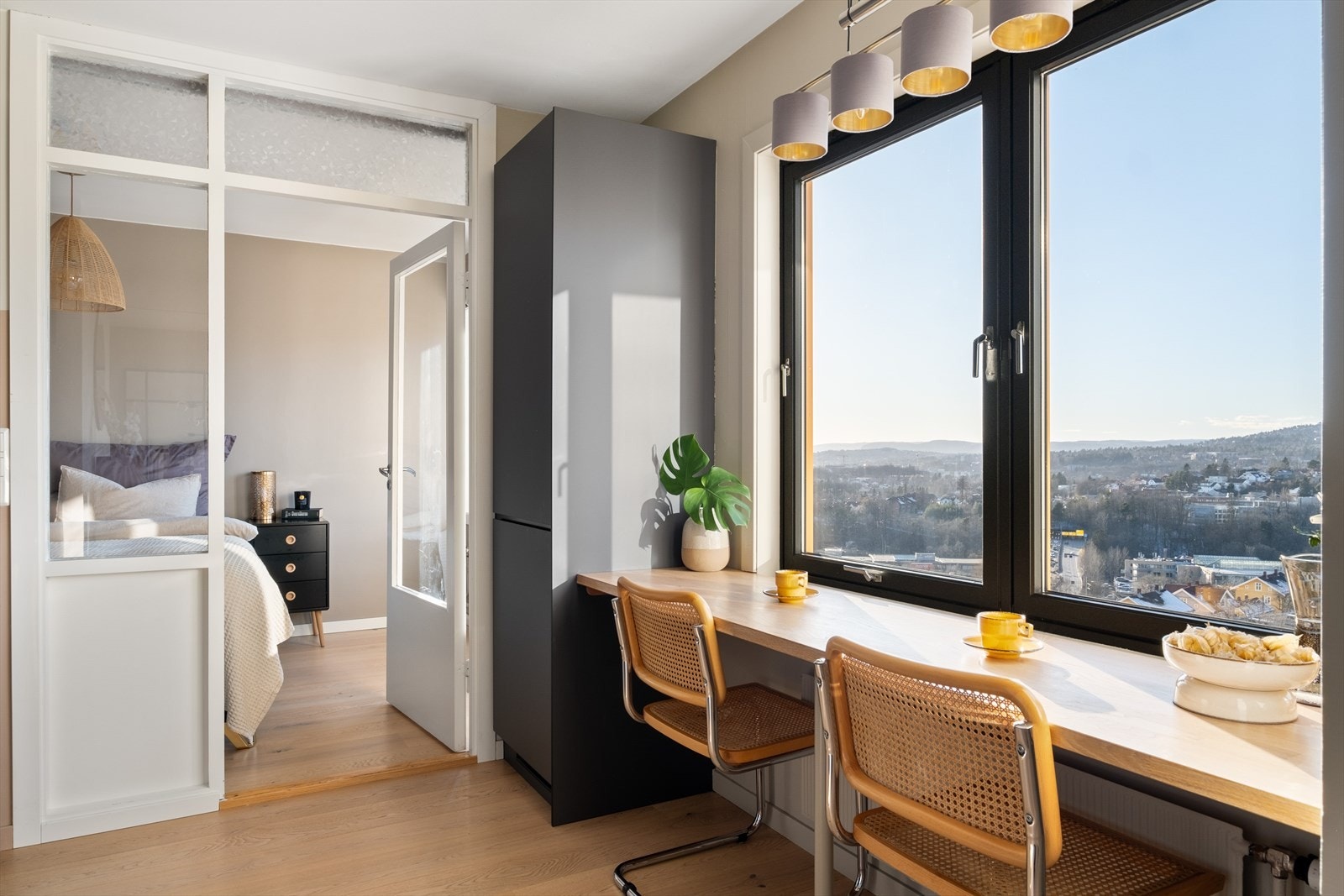 - Hyggelig barløsning ved vinduet - Galleribilde