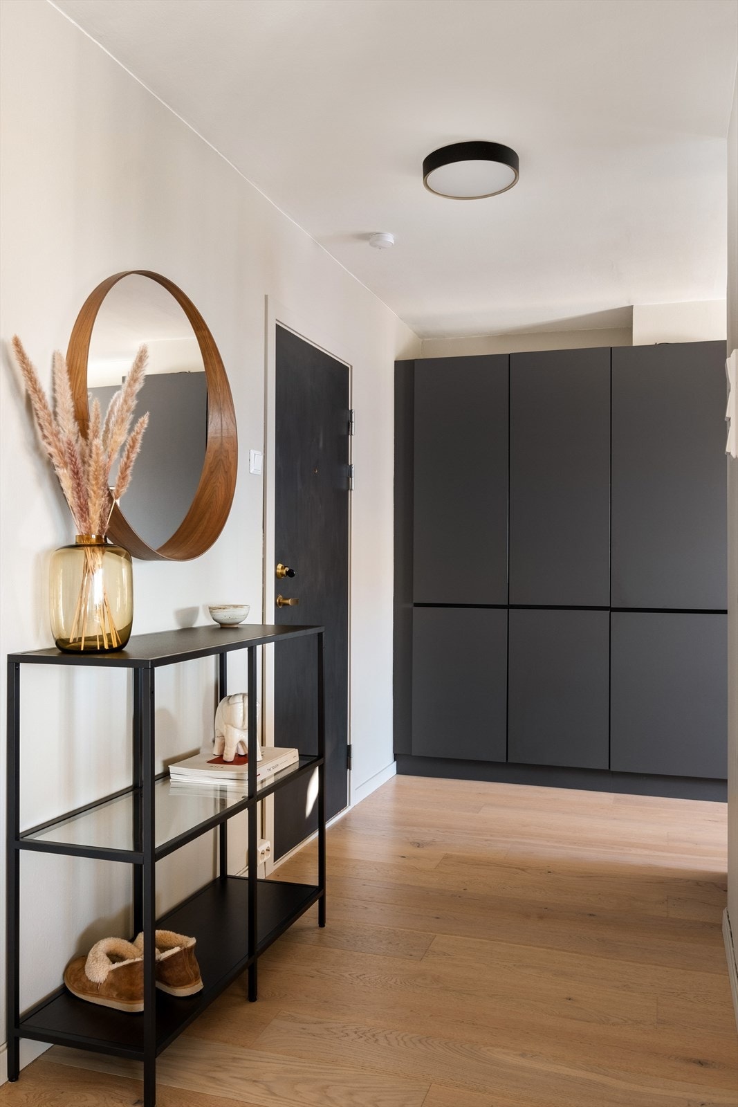 - En lys og innbydende entré som gir et godt førsteinntrykk av leiligheten. God plass til sko og yttertøy, integrert garderobeskap i forlengelse av kjøkkenet. - Galleribilde