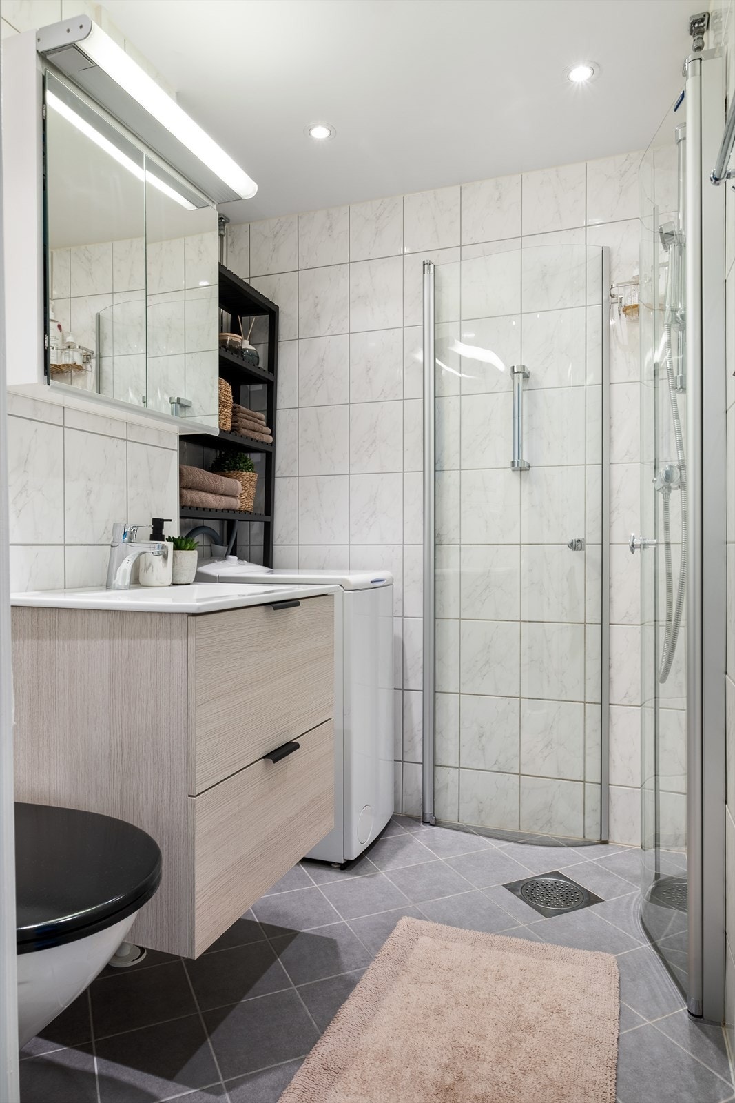 - Pent flislagt baderom fra 2011/2012 med vannbåren gulvvarme, servant over benkeskap med skuffer (2022), speilskap med belysning. Det er også fellesvaskeri i underetasje - Galleribilde