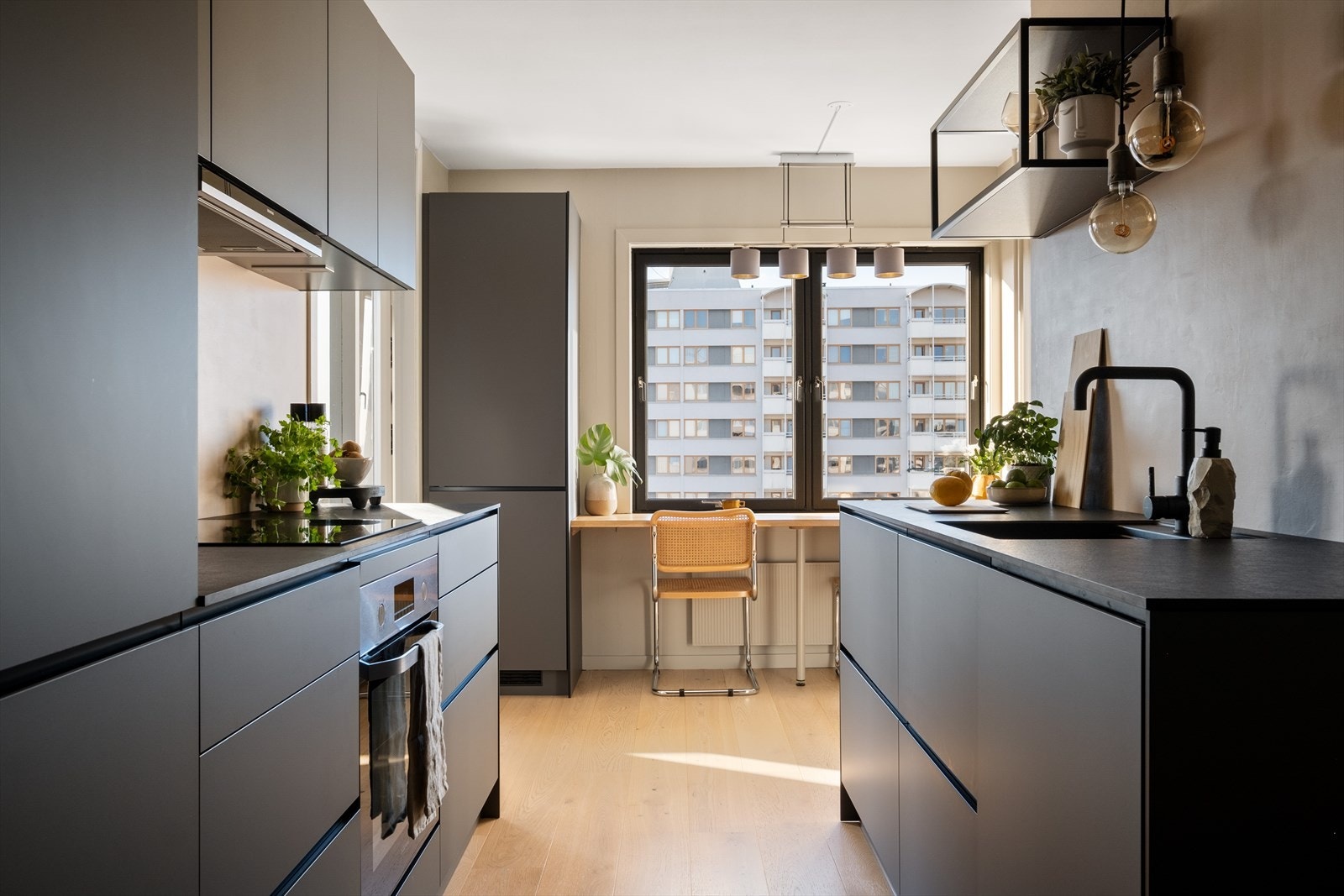 - Av hvitevarer er det integrert platetopp, oppvaskmaskin, kjøl/fryseskap og stekeovn. Komfyrvakt montert. Kullfilterventilator over kokeplass - Galleribilde