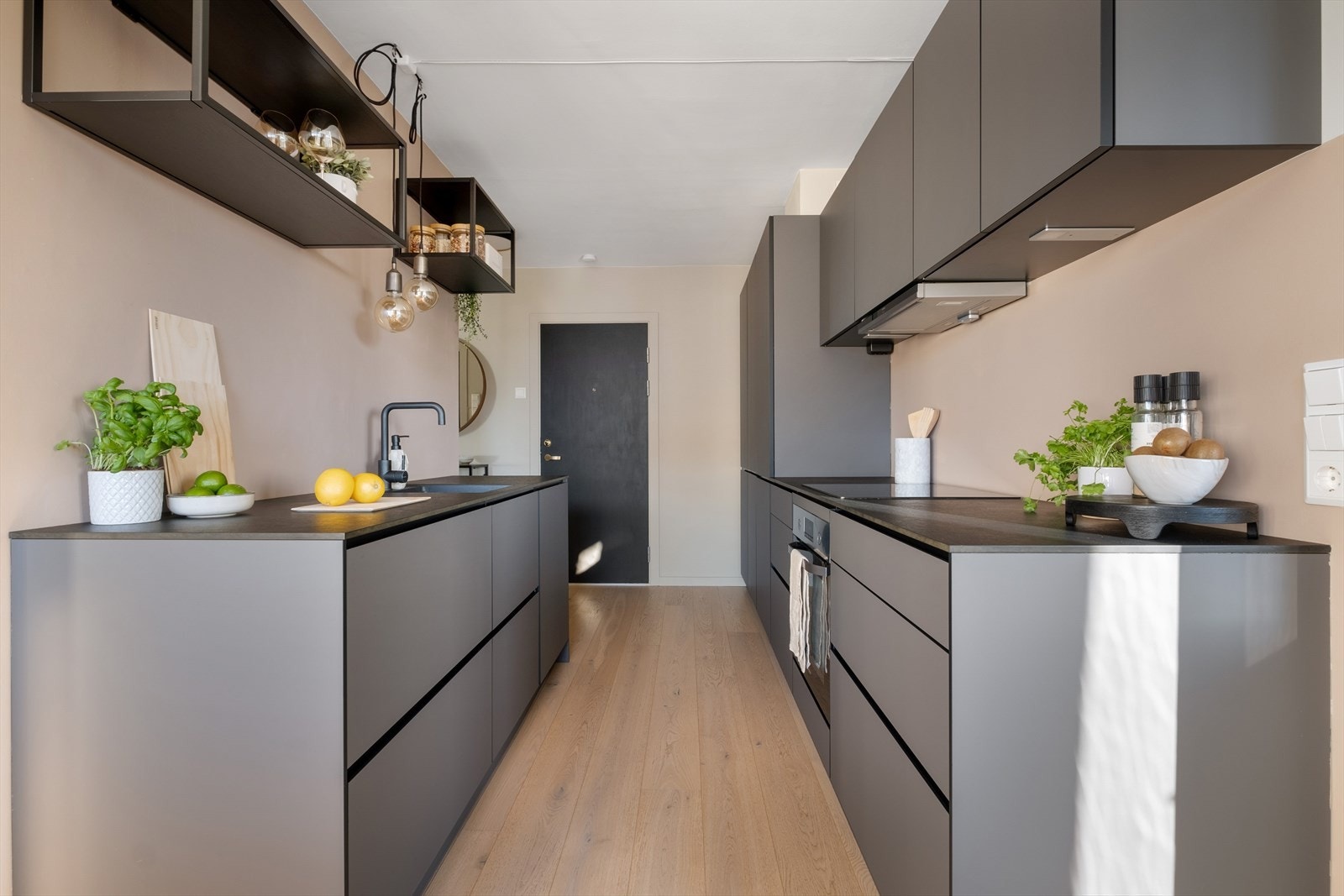 - Moderne kjøkkeninnredning med glatte fronter og kompaktlaminat benkeplate med nedfelt vaskekum - Galleribilde