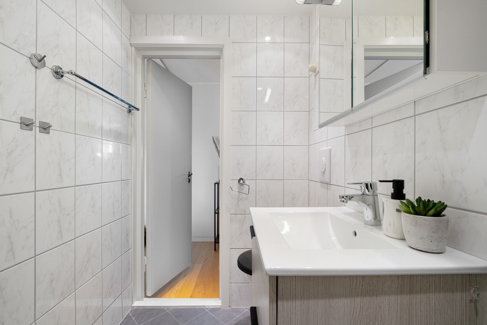 - Baderommet er innredet med vegghengt klosett og dusjvegger/hjørne. Opplegg for vaskemaskin - Galleribilde