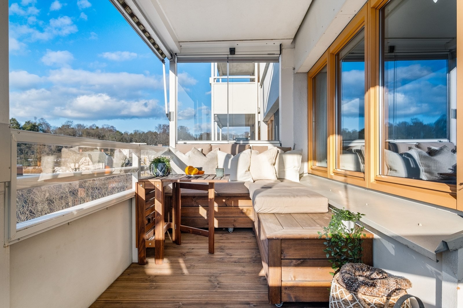 - God plass til utemøblement og grill. Balkongglass ble byttet i 2023 med påmonterte plisségardiner og som kan åpnes. - Galleribilde