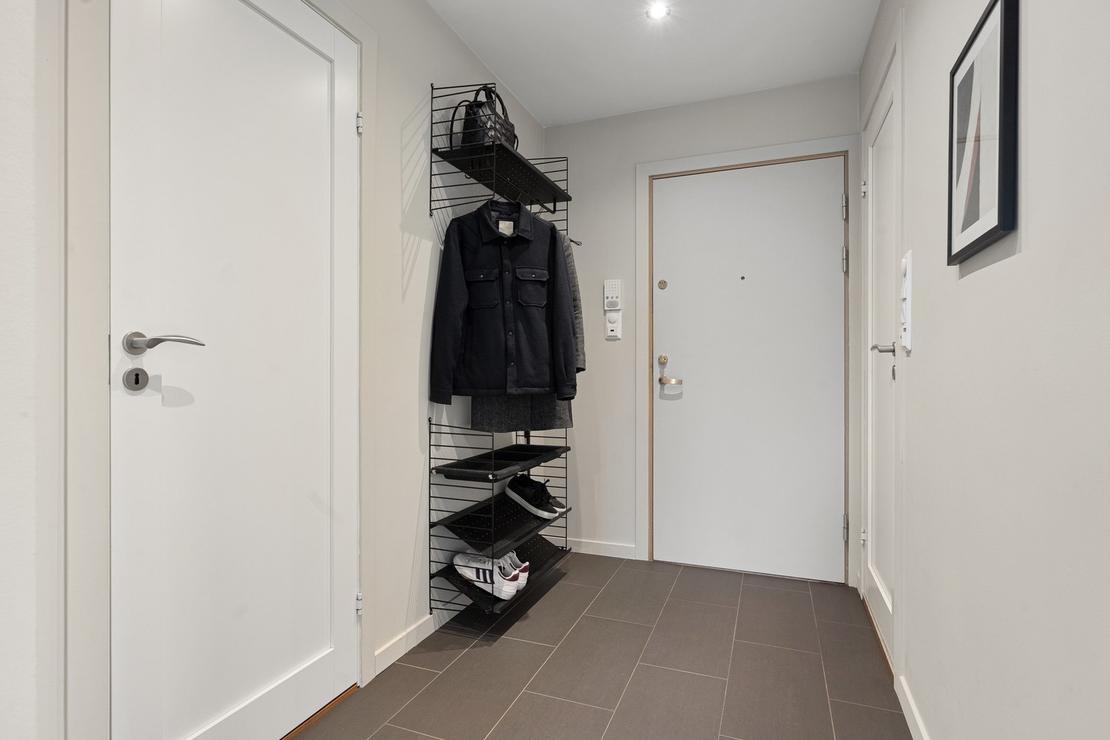 Entré med plass til garderobeløsninger som knaggrekke og skohylle Galleribilde