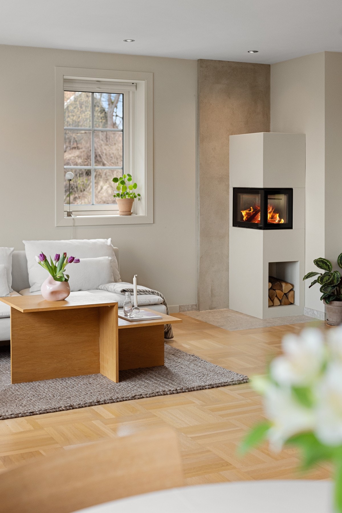 Moderne og koselig peis i det ene hjørnet i stuen Galleribilde