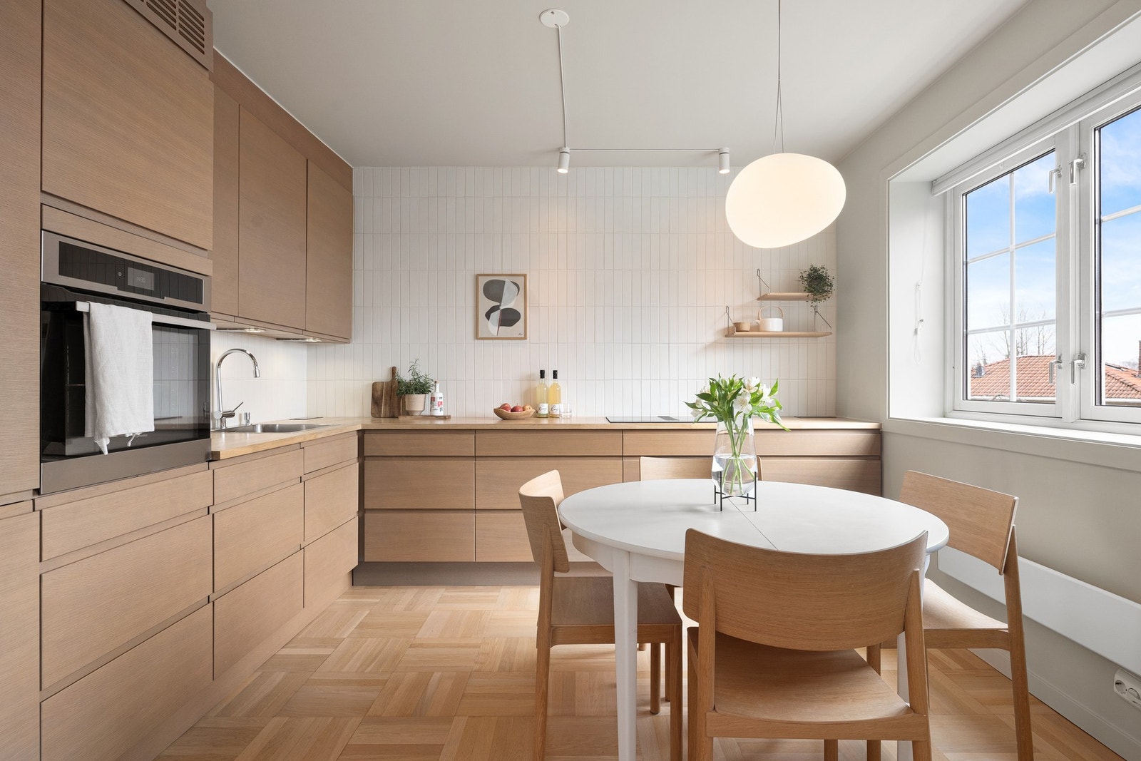 Romslig kjøkken med et stilrent kjøkken med nordisk preg fra 2015 Galleribilde