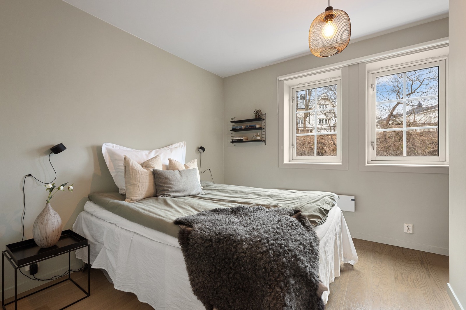 Boligen har to gode soverom, malt i duse fargepaletter Galleribilde