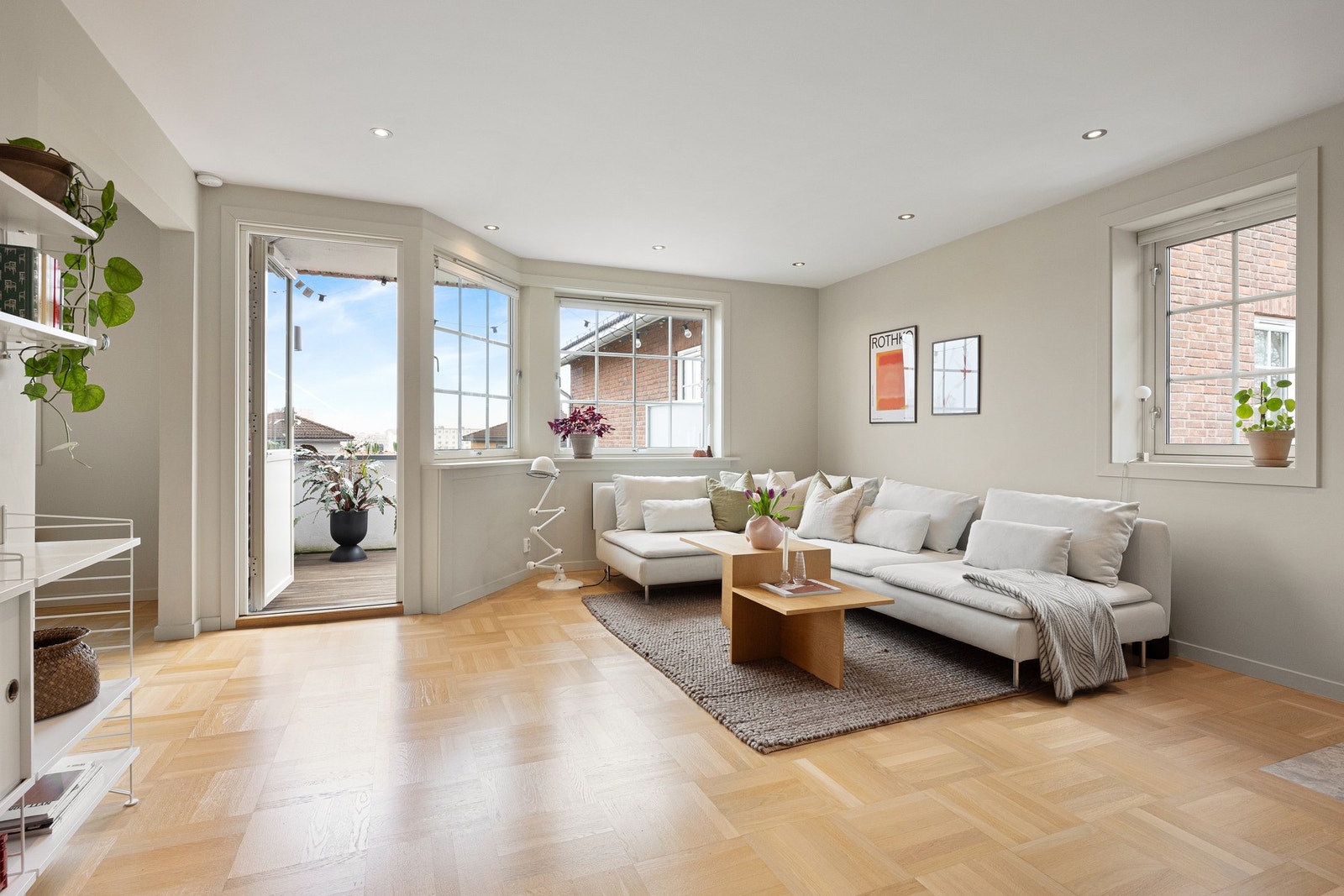 Stue med gode lysforhold, med vinduer i to himmelretninger Galleribilde