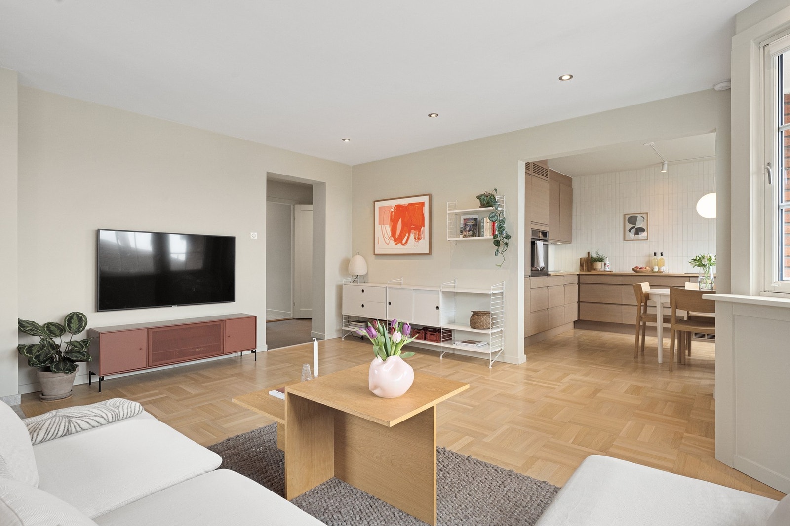 Stue og kjøkken i delvis separate rom Galleribilde