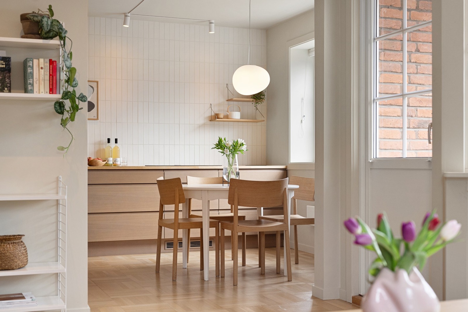 Åpen inngang til kjøkken fra stue Galleribilde