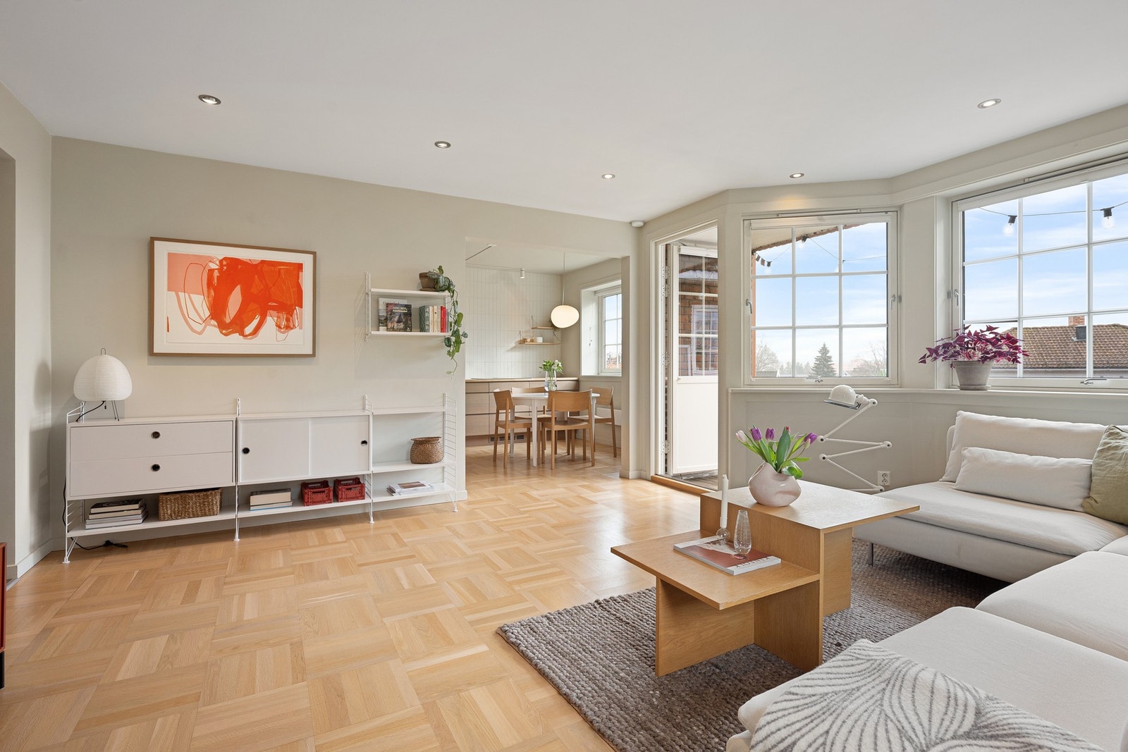 Fra stuen er det utgang til sydvendt balkong på 7 kvm Galleribilde