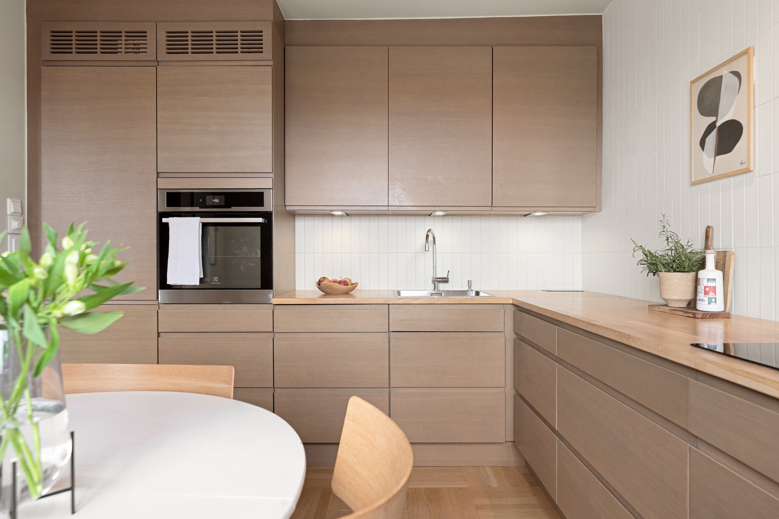 Innfreste håndtak i innredning, og integrerte hvitevarer Galleribilde