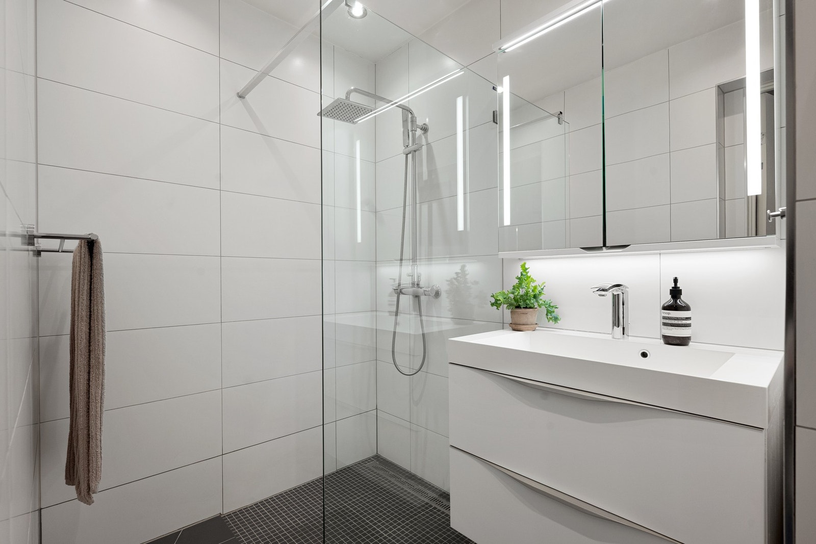 Badet er fra 2015 og har varmekabler og opplegg for vaskemaskin Galleribilde