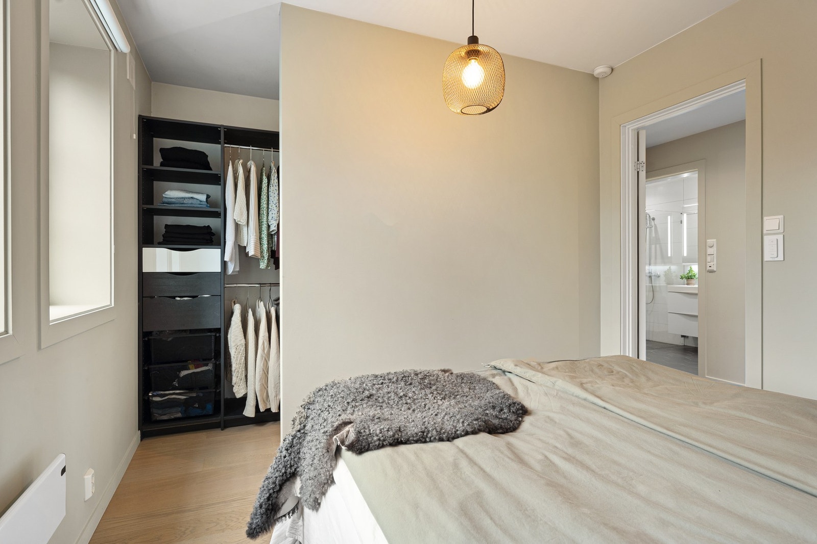 Bak lettvegg er det åpent walk in closet Galleribilde