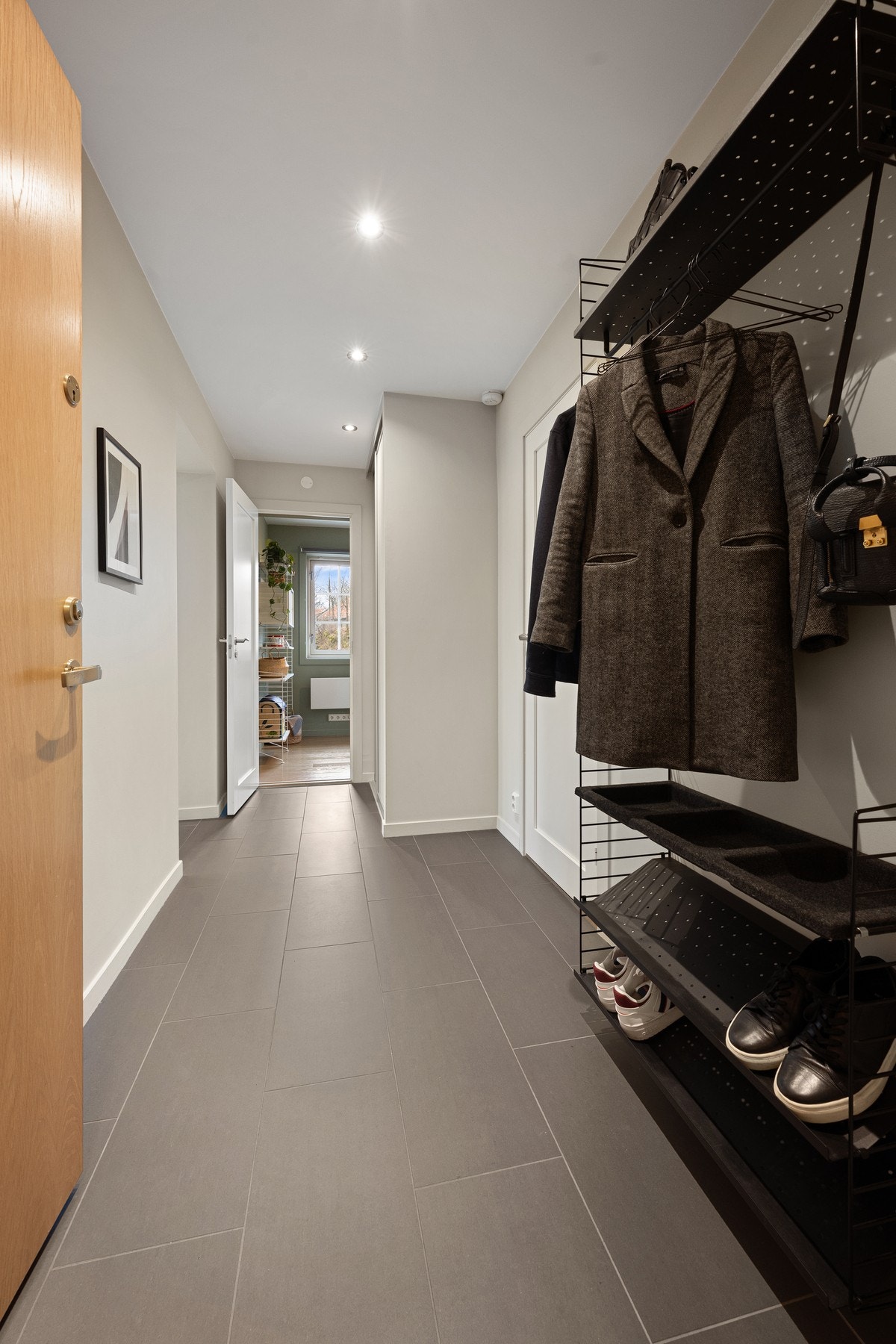 Praktisk med flislagt gulv i entreen Galleribilde