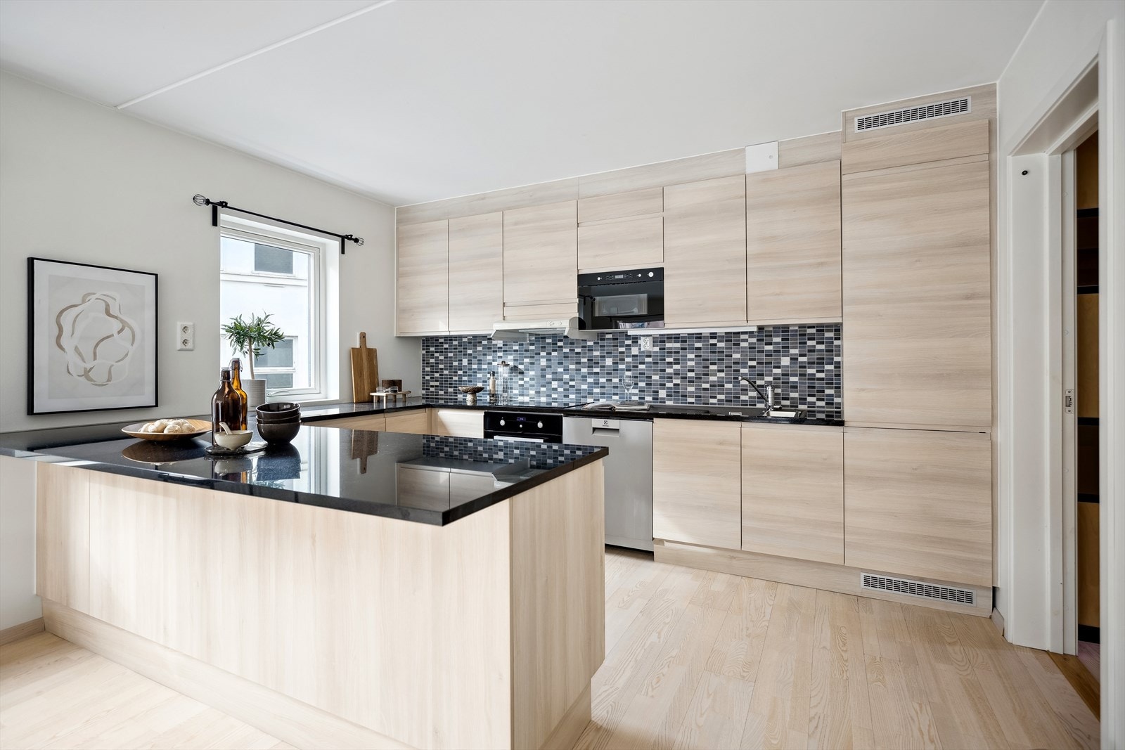 Kjøkken med integrerte hvitevarer Galleribilde