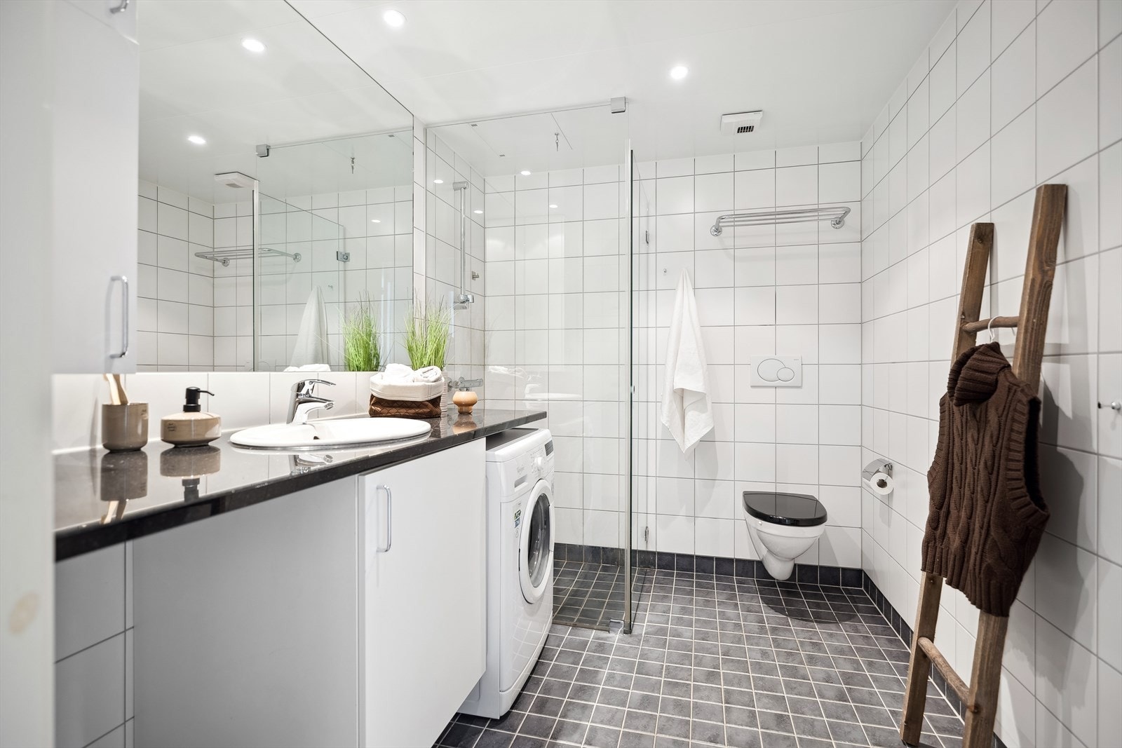 Bad med plass til vaskemaskin og tørketrommel, vaskemaskin medfølger Galleribilde