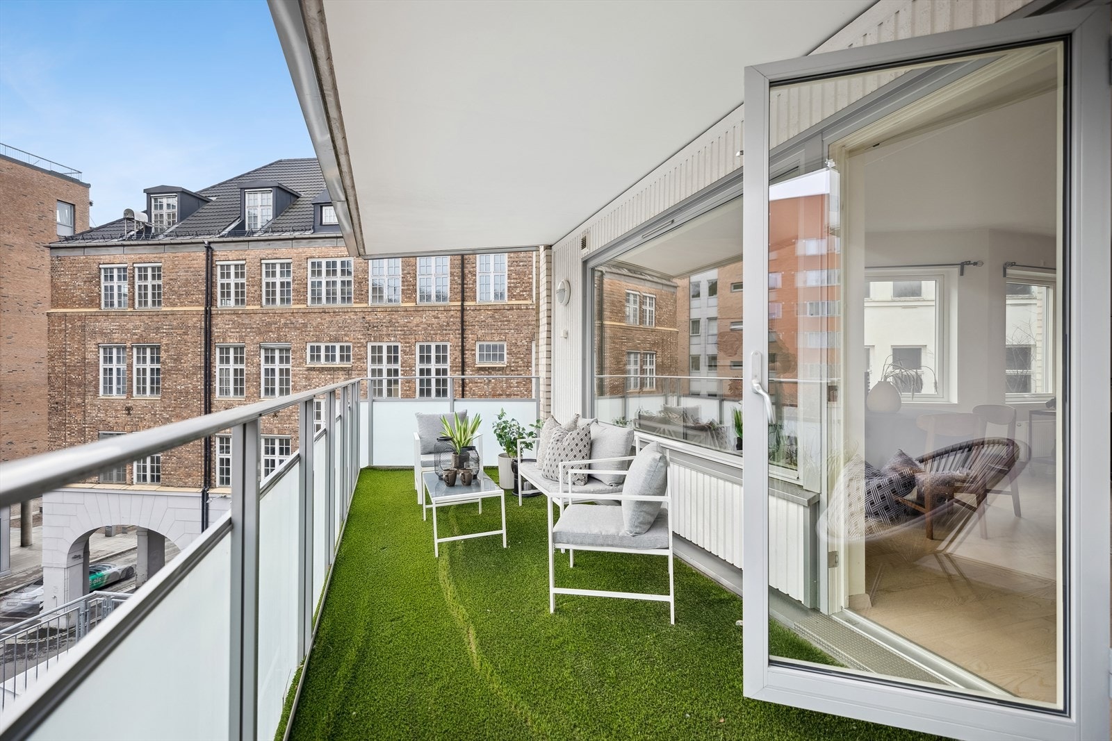 Stor balkong, med god plass til for. eks. spisebord og stoler Galleribilde