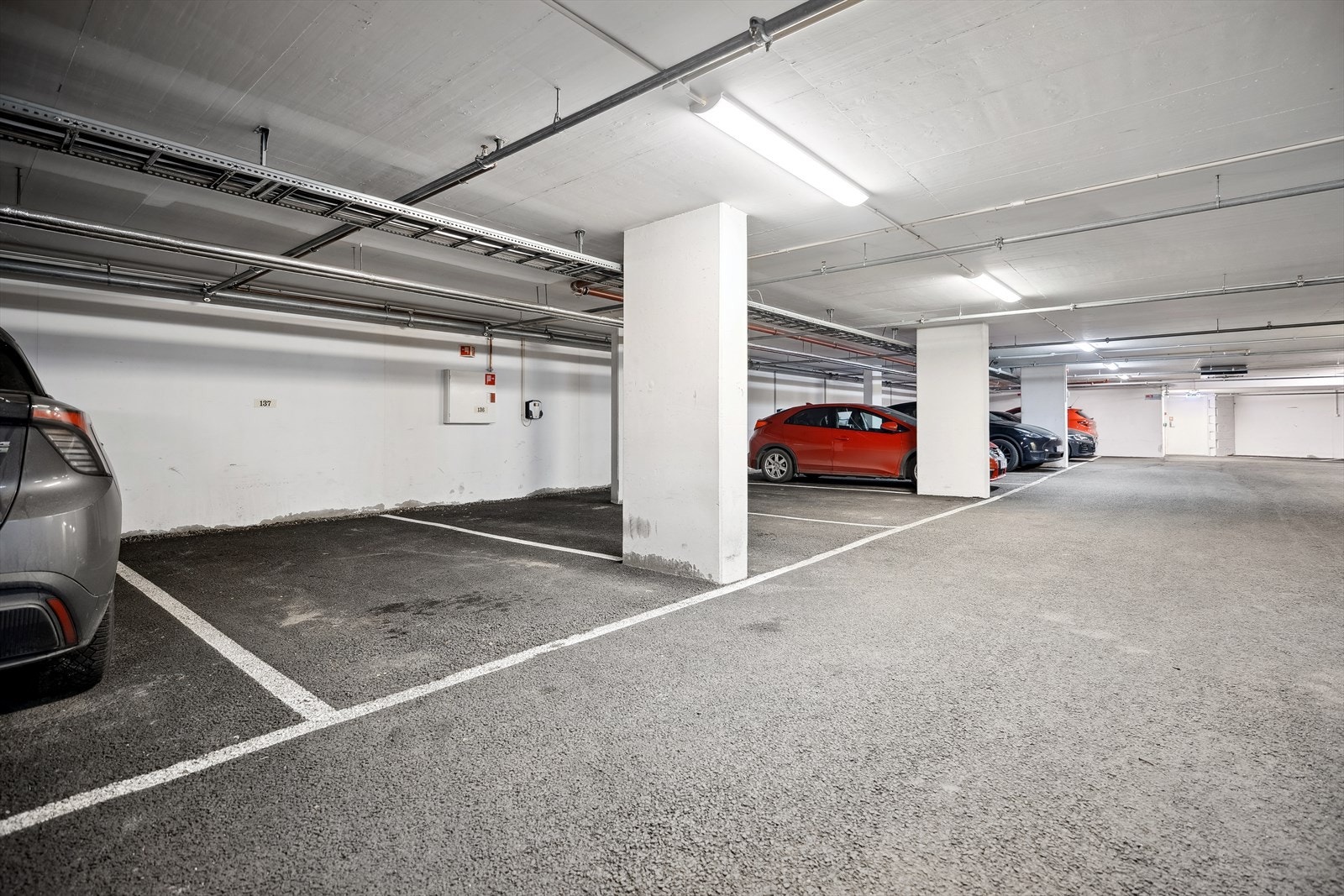 Egen parkeringsplass i kjeller, heis ned i garasjen Galleribilde