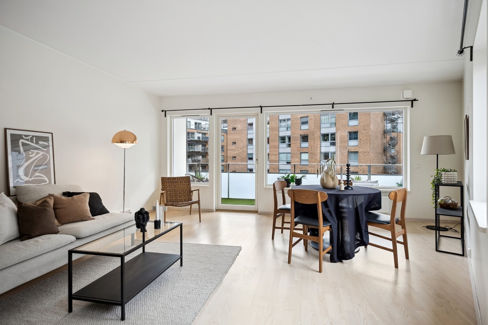 Romslig stue med utgang balkong. Galleribilde