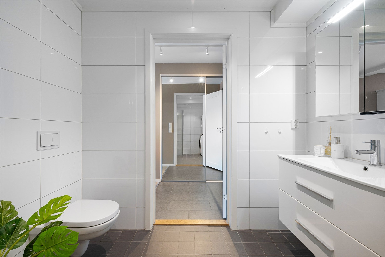 Speildørsgarderobe er installert også i entreen. Galleribilde