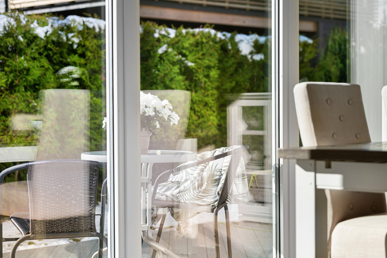 Rekken av store vinduer gir gode lysforhold i stuen dagen gjennom. Galleribilde