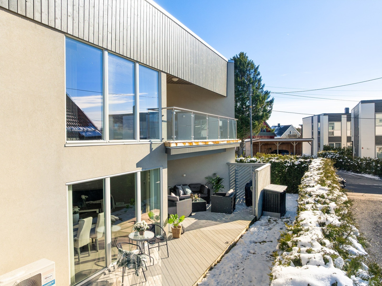 Leiligheten er attraktivt plassert internt i Triangelet Boligsameie, med stort og skjermet uteareal henvendt i syd-vestlig retning. Galleribilde