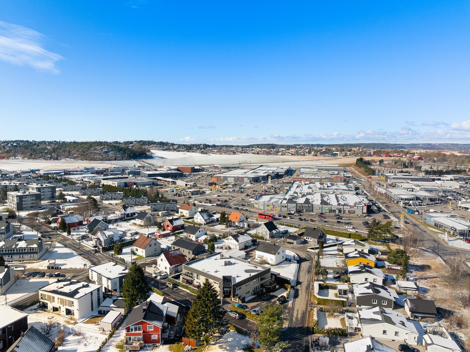 På nærliggende Tunejordet finnes både dagligvareforretninger og flere store varehus. Galleribilde