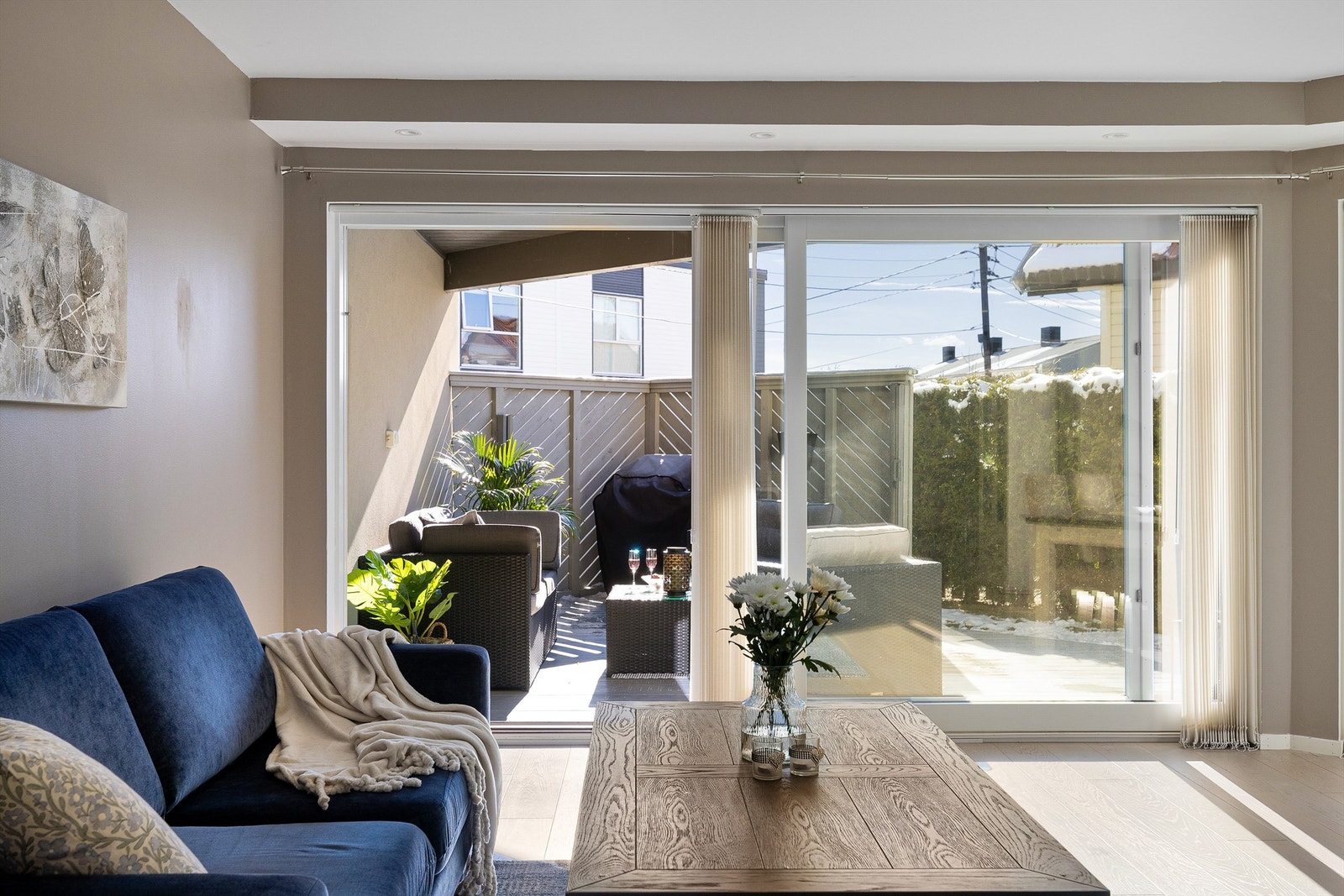 Spotter innfelt i kasser over vindusrekken besørger effektfull belysning og kan dimmes til ønsket stemning. Galleribilde