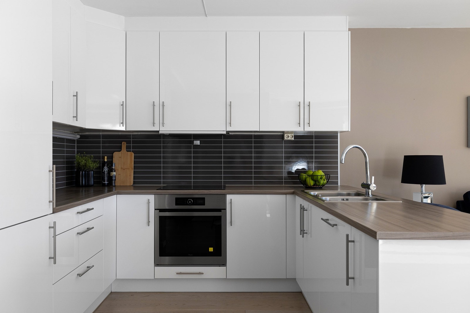 U-formede benker tilbyr hendige arbeids- og avlastningsflater rundt vask og platetopp. Galleribilde