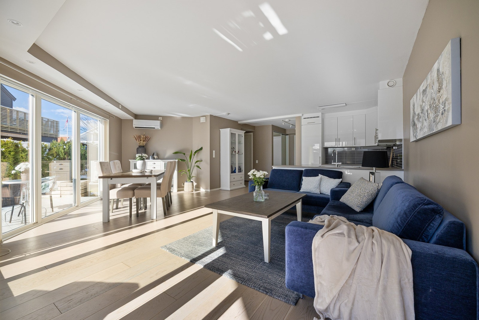 Leiligheten har moderne og velholdt standard kombinert med en svært effektiv og praktisk romløsning. Galleribilde