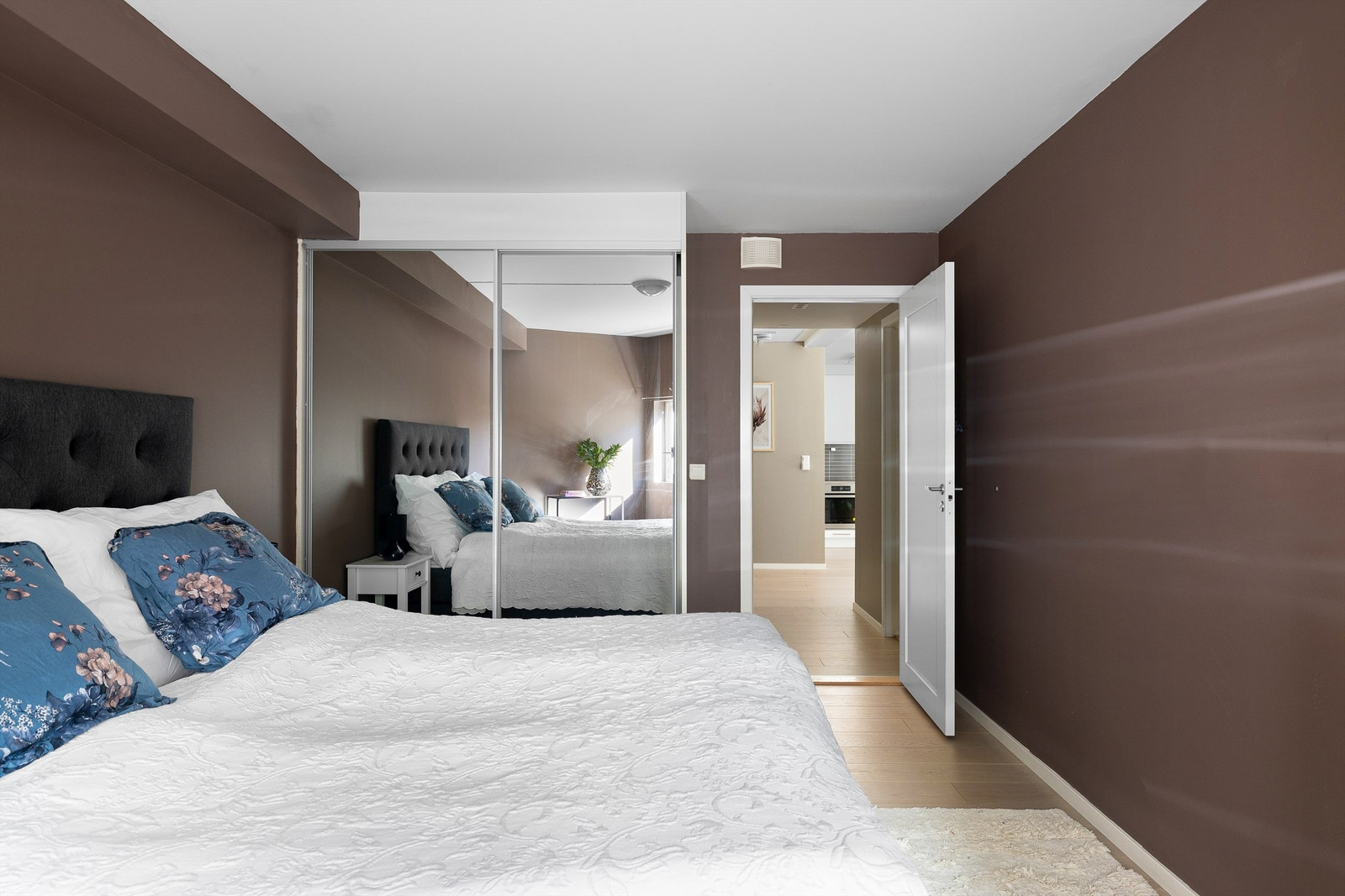 Begge soverom utstyrt med hver sin praktiske skyvedørsgarderobe. Galleribilde