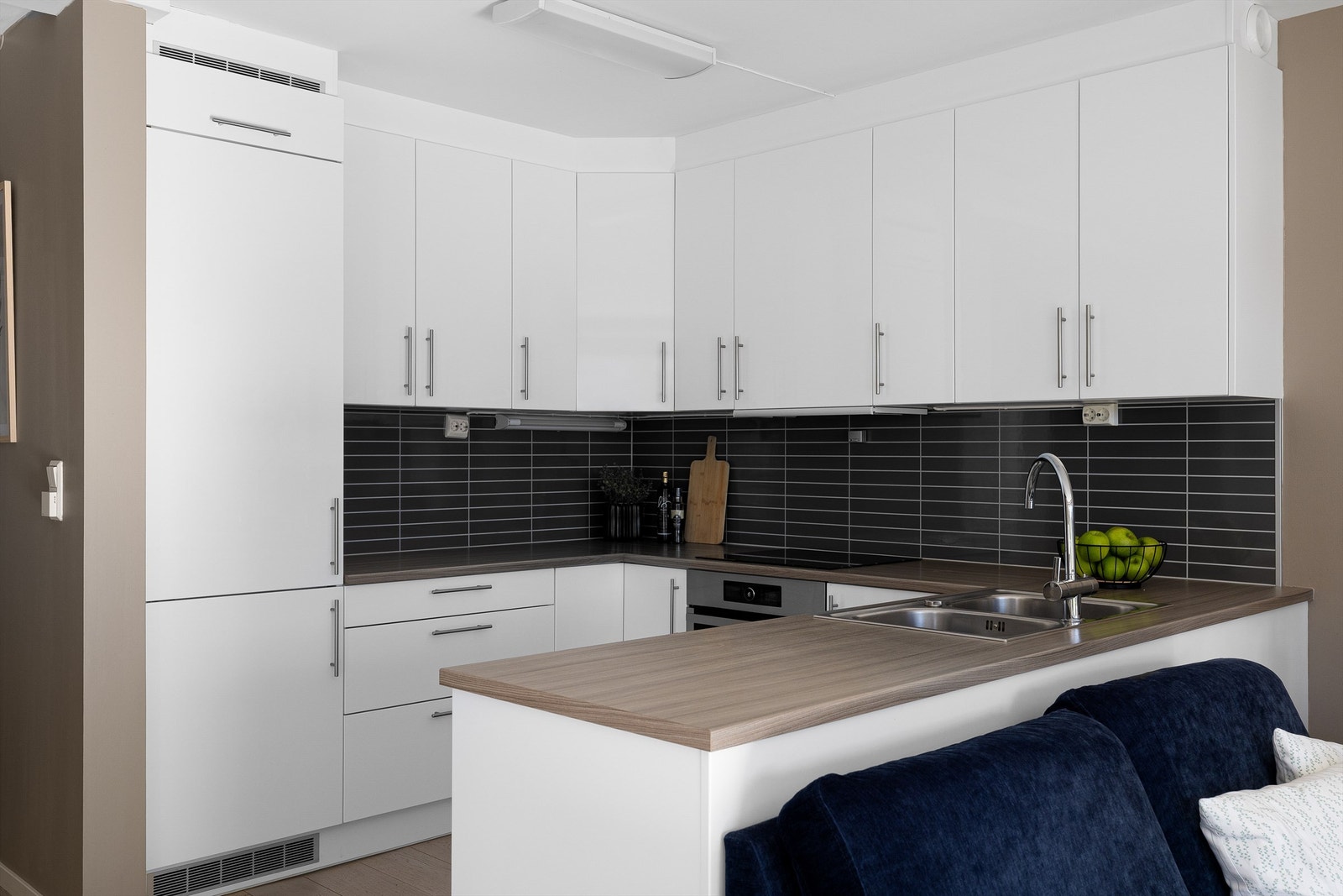 Kjøkkenets skap og skuffer har både stilren fremtoning og mange oppbevaringsmuligheter for utstyr til bruk i det daglige. Galleribilde