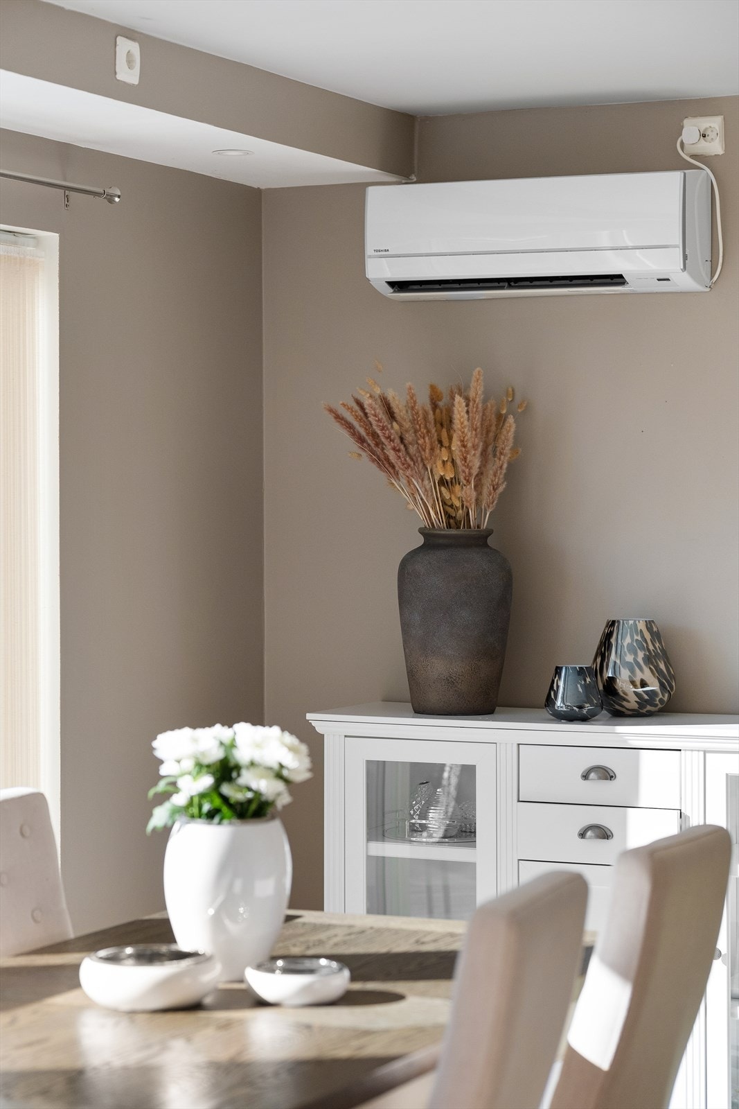 Luft-luft varmepumpe er installert i stuen som supplement til elektrisk oppvarming. Galleribilde