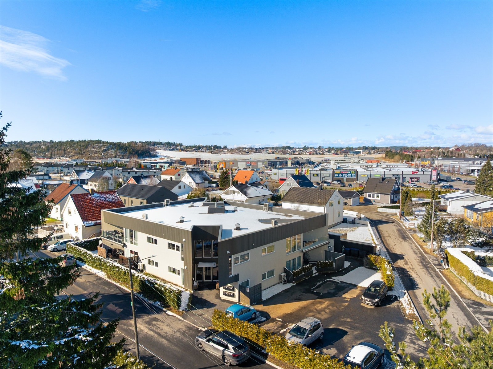 Sameiet har felles parkeringsområde der leiligheten disponerer fast biloppstillingsplass. Galleribilde