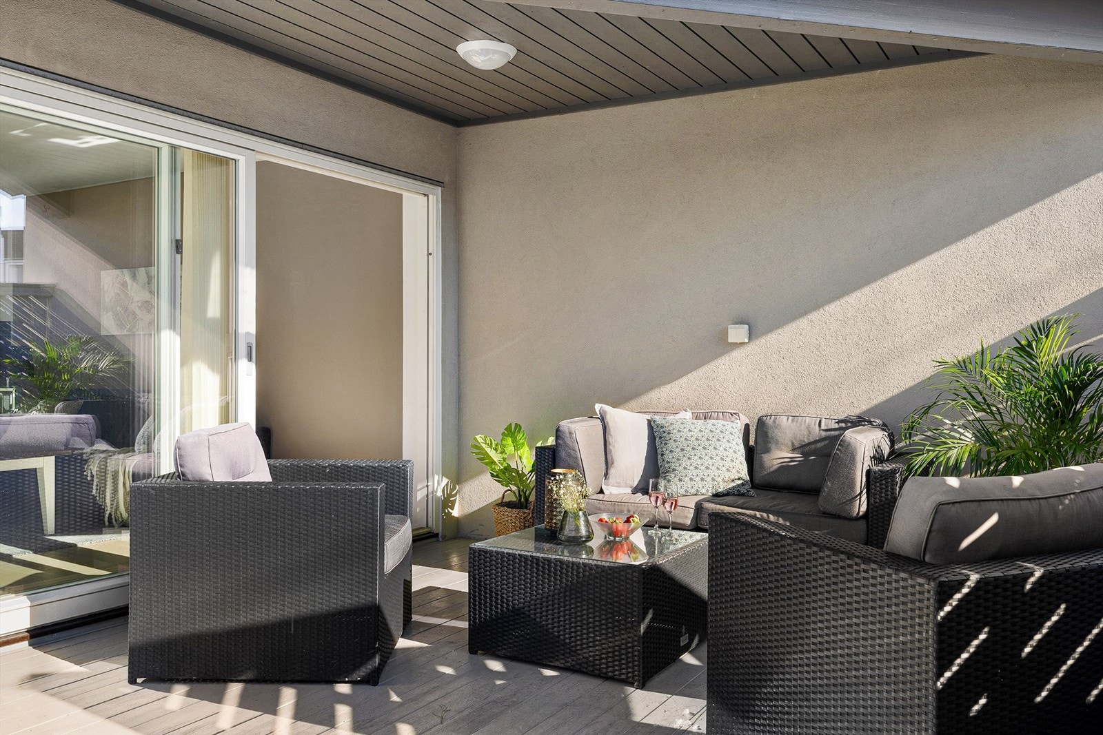 Terrassekroken er skjermet og lun - et perfekt sted å oppleve de lyse sommerkveldene. Galleribilde