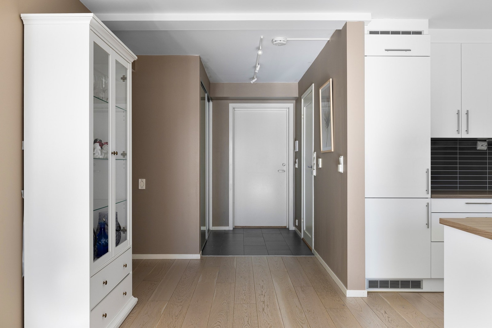 Soverommene og badet er samlet rundt gangen/entreen, innenfor romløsningens sosiale sone. Galleribilde