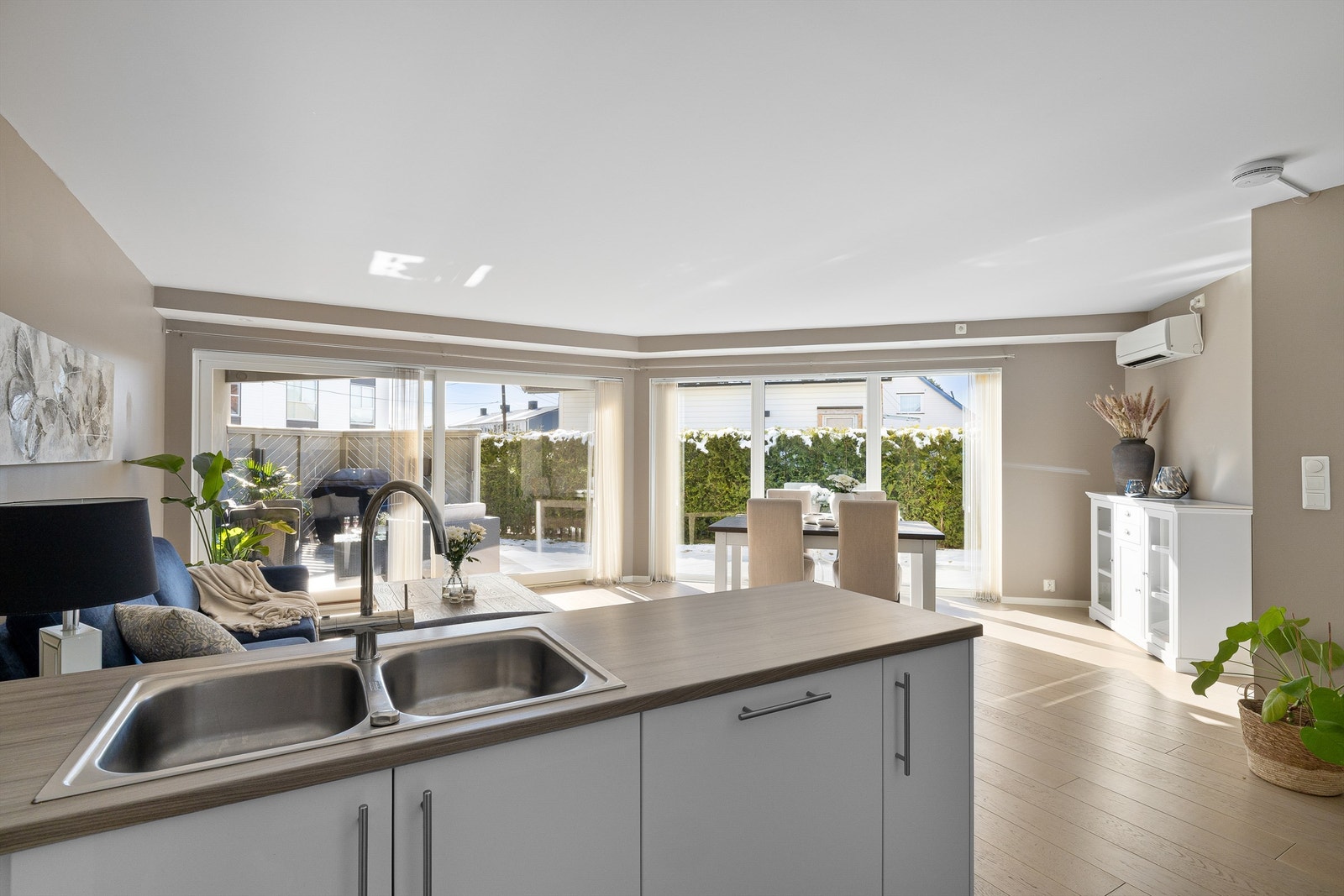 På den åpne gulvflaten rundt kjøkkenet er det god plass til både sofagruppe og et langstrakt spisebord. Galleribilde