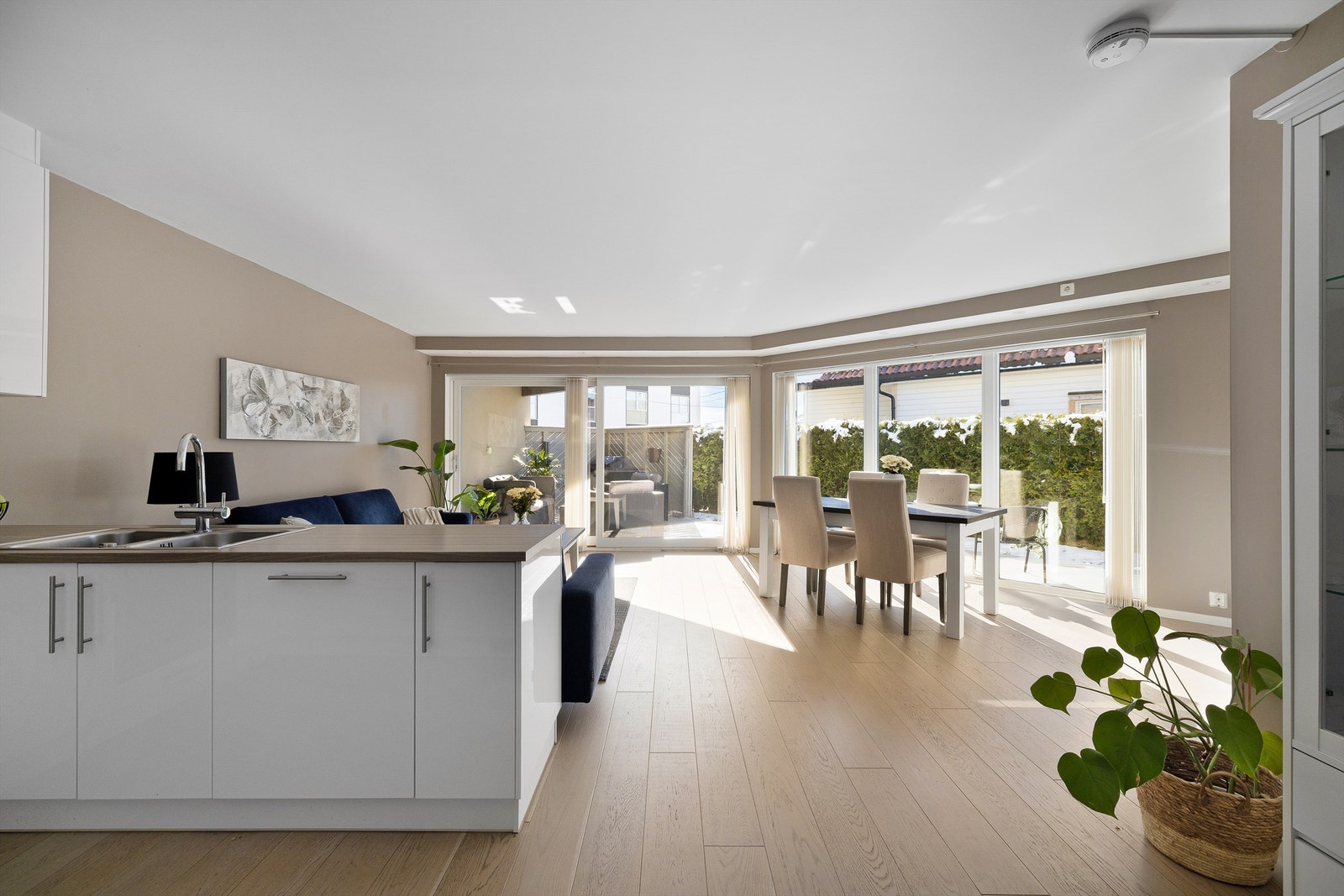 I tillegg til gode lysforhold sikrer vindusrekken også en behagelig åpen og luftig romfølelse i stuen. Galleribilde