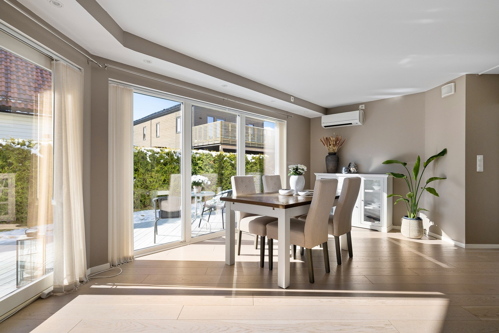 Vegger i alle rom utenom badet er malt med tidsaktuelle farger gjennom de seneste årene. Galleribilde