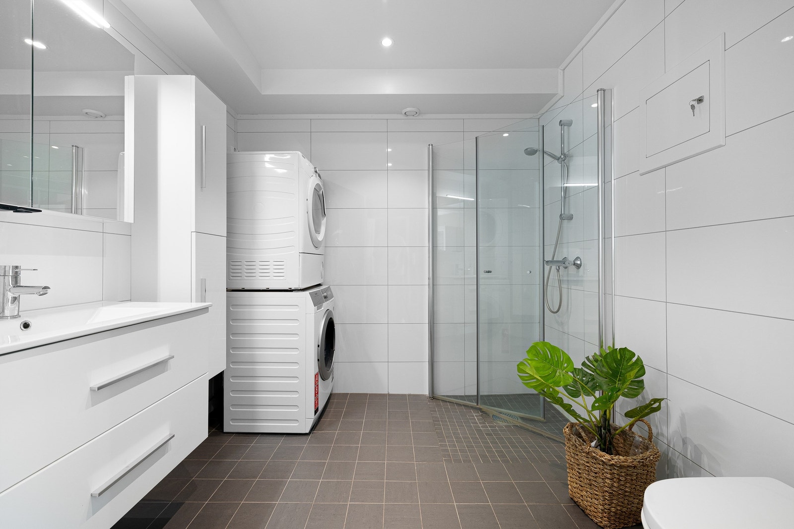 På badet finnes lett tilgjengelig oppbevaring i både servantskap, speilskap og høyskap. Galleribilde